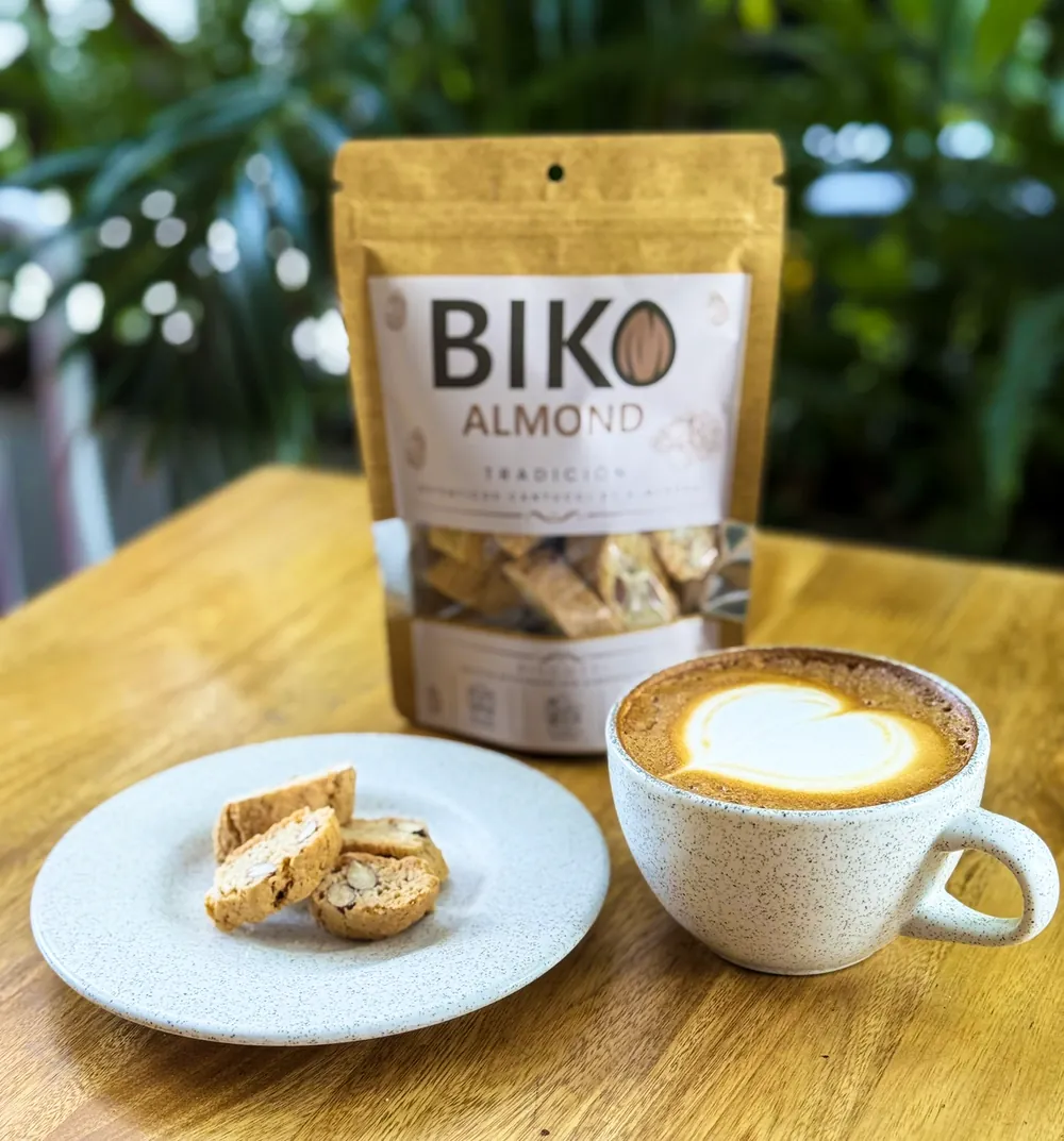 Biscotti de almendra con té